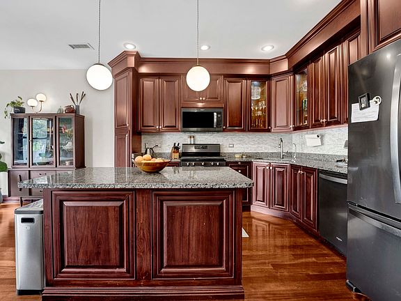 2nd image of 3108 W Lyndale St APT 3B