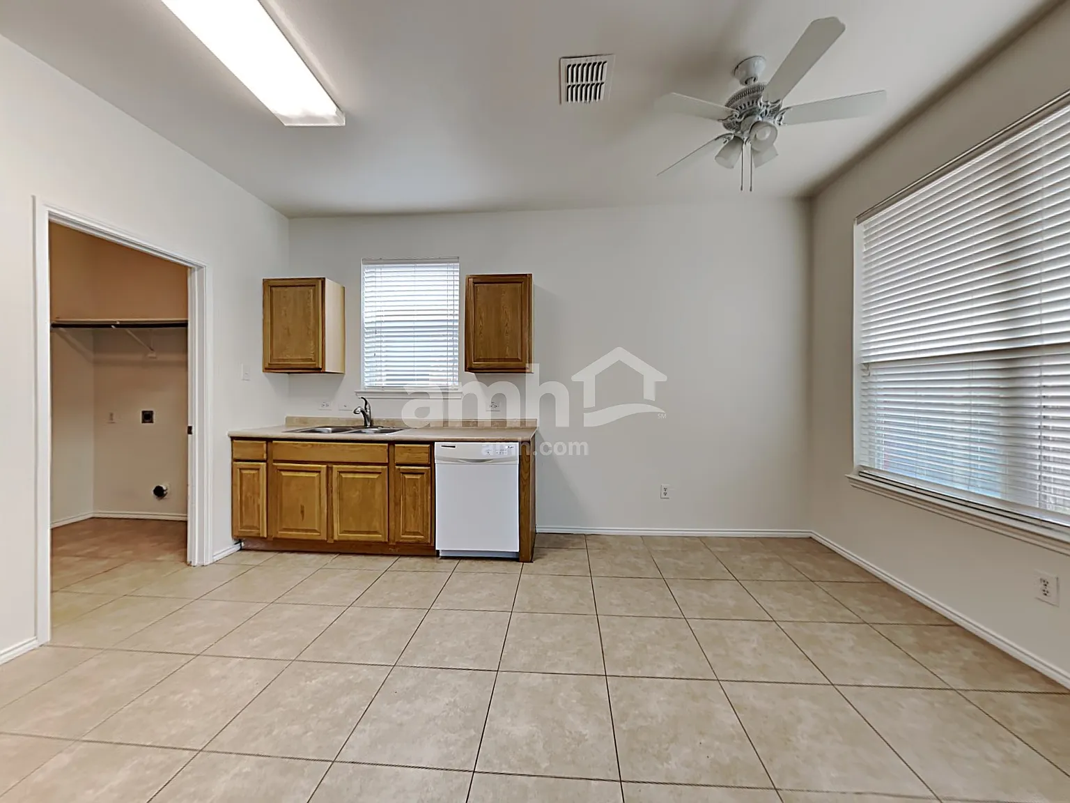3 bed, 2.5 bath, 1765 sqft, $2,145 — Photo 4