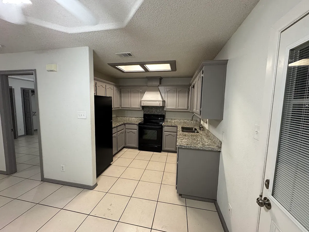 Building Photo - 6805 N 7th St #2