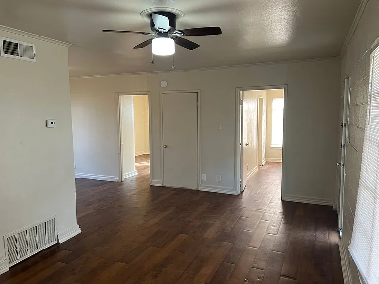 2300 W Hickory St — Photo 18