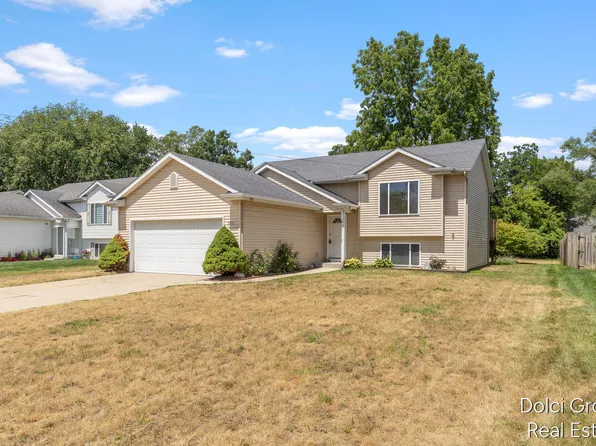 303 Regent St SE, Kentwood, MI 49548