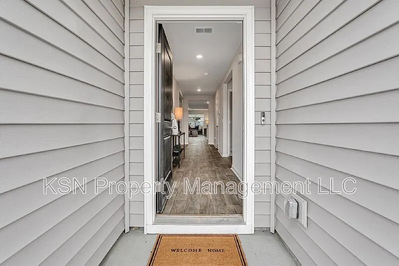4 bed, 2.0 bath, 1775 sqft, $3,700 — Photo 2