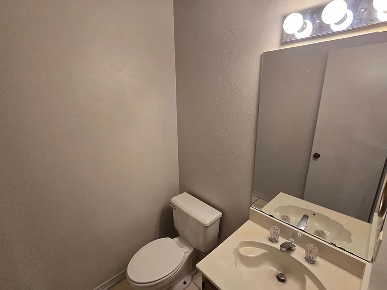 906 Meadow Cir N — Photo 11