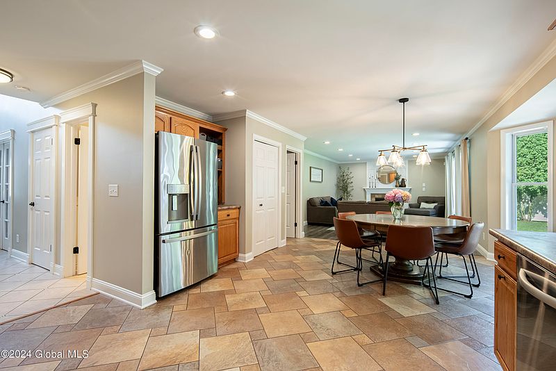 4th image of 5 Carpenter Way