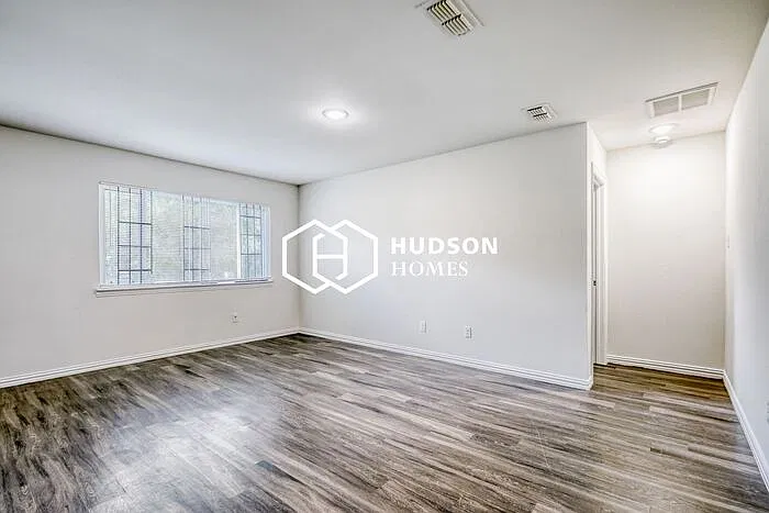 3 bed, 2.0 bath, 1298 sqft, $1,375 — Photo 3