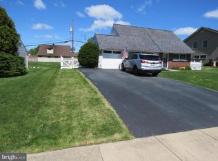 15 Towpath Rd, Levittown, PA 19056