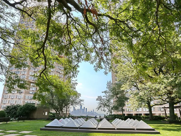 7002 Boulevard East #15B — Photo 32