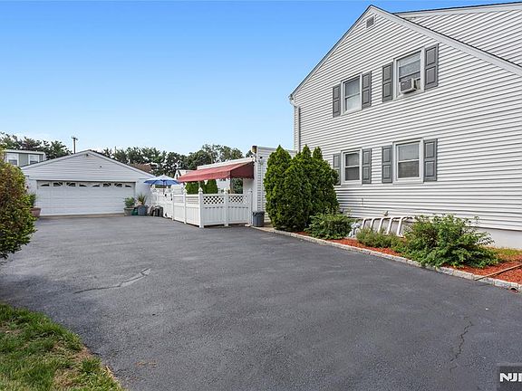 5th image of 2 Martha Ave