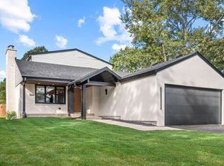 566 Earl Dr, Northfield, IL 60093