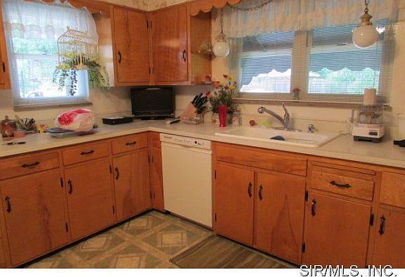 5th image of 663 Leslie Ave