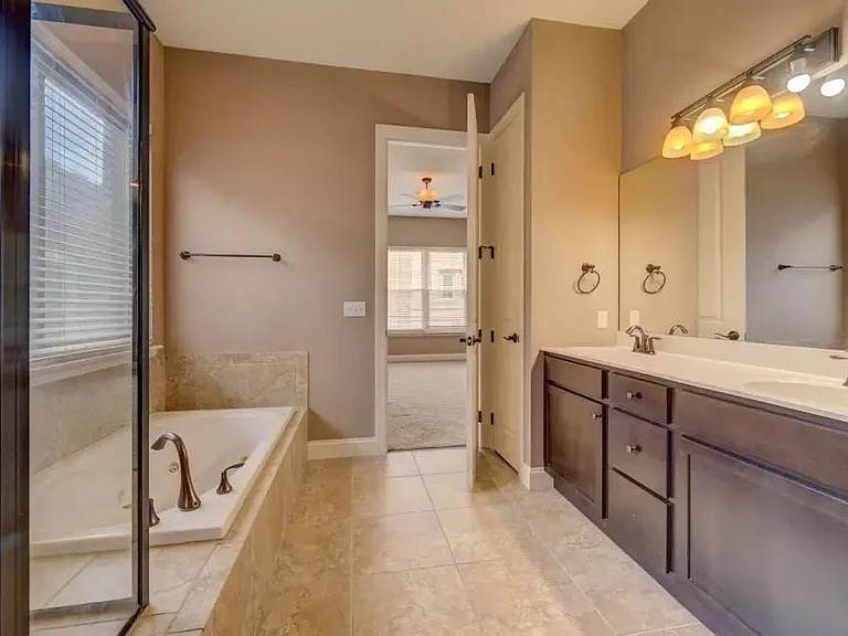 Master Bathroom, Jacuzzi, double vanity