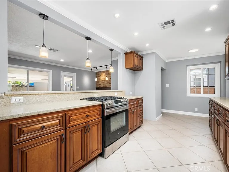 5818 Woodruff Ave — Photo 3