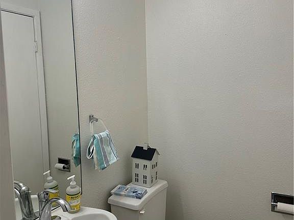 3rd image of 222 London Ave APT 226