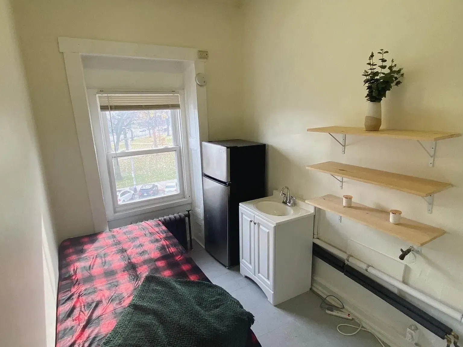 12 bed, 3000 sqft, $700 — Photo 1
