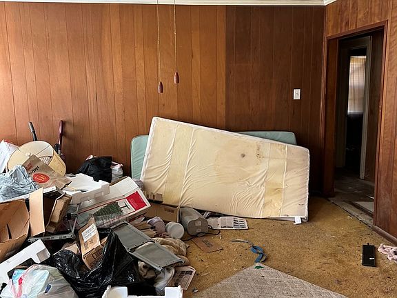 4th image of 15101 Lee St
