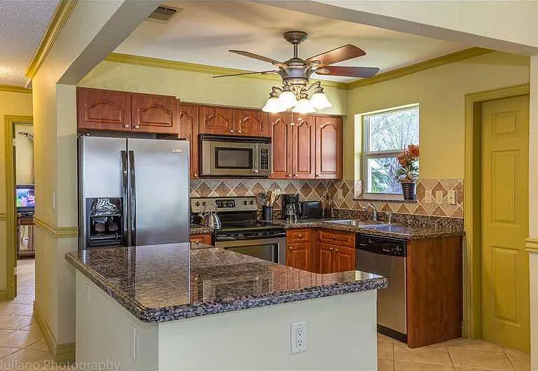 160 SE 12th St — Photo 8