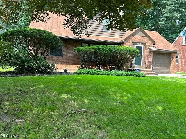 1668 Crest Rd photo 1