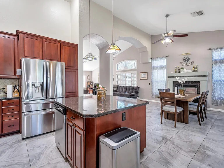2072 W Harrison St — Photo 3