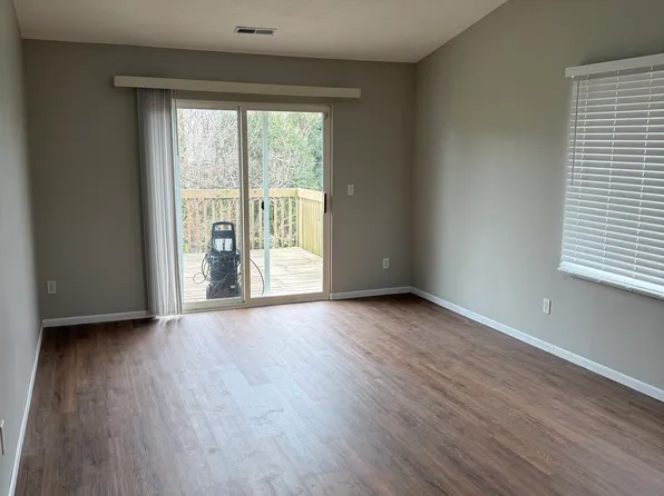 5179 Zenith Pkwy APT 4, Loves Park, IL 61115