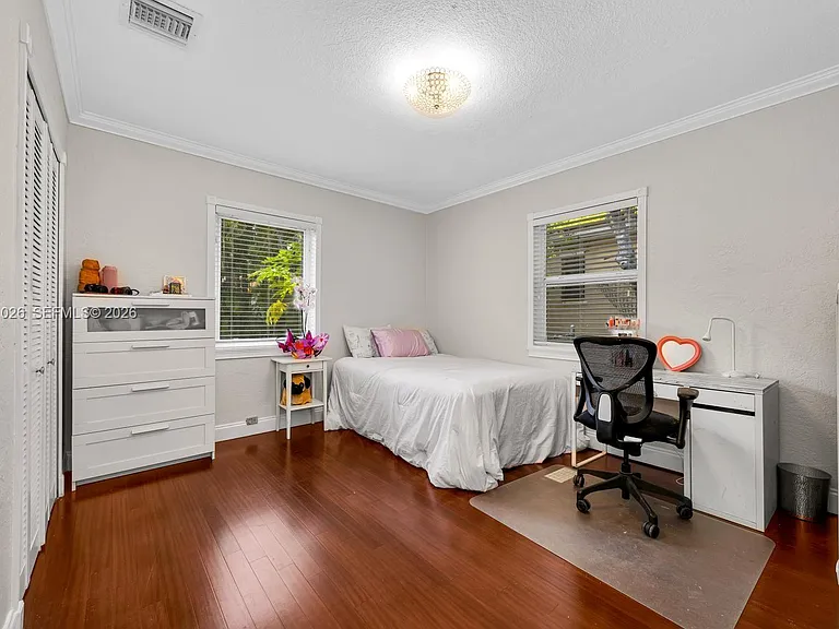829 Medina Ave — Photo 13