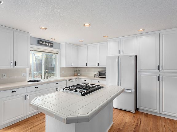 5th image of 2615 NE Anna Ave