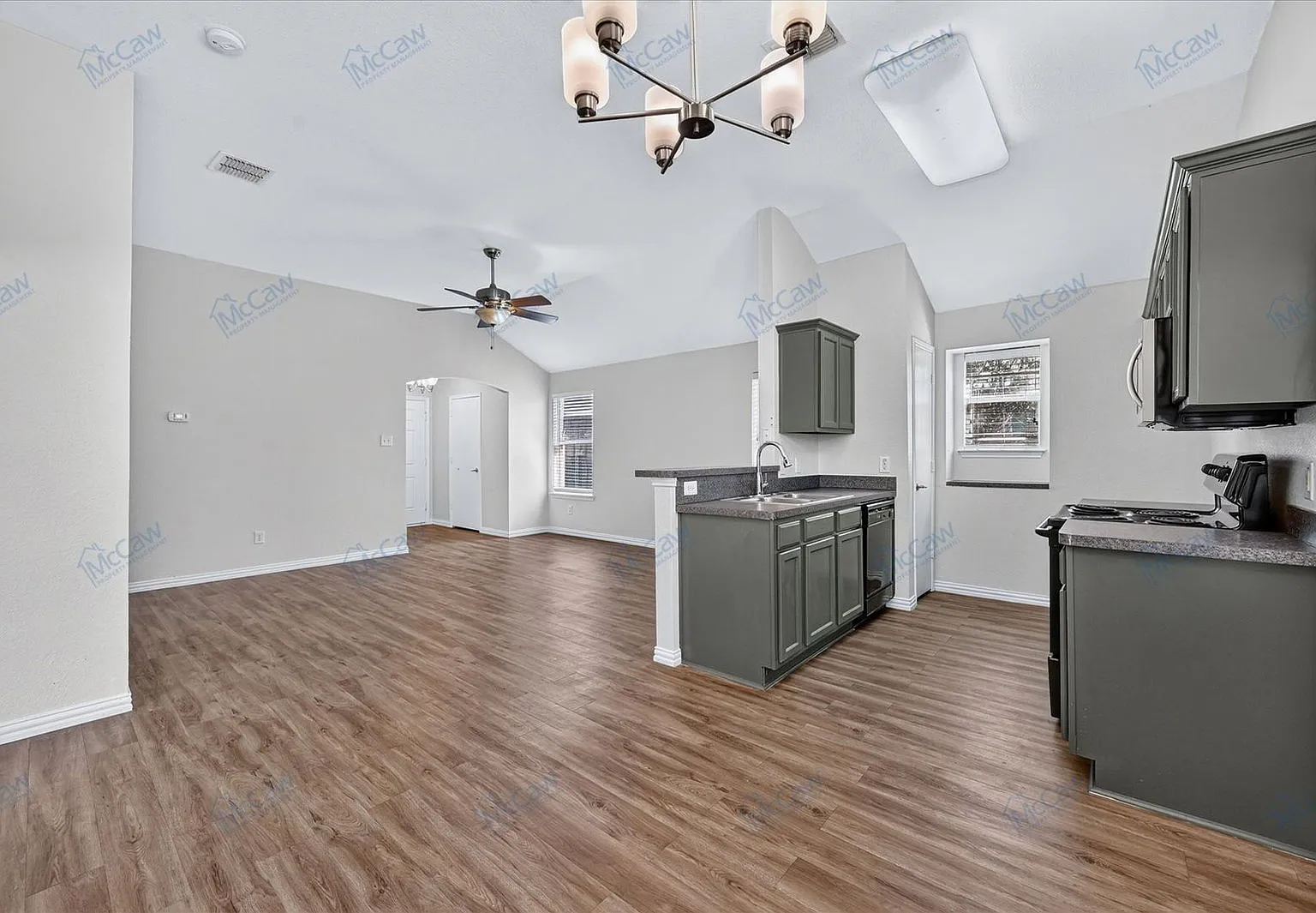 3 bed, 2.0 bath, 1304 sqft, $1,900 — Photo 4