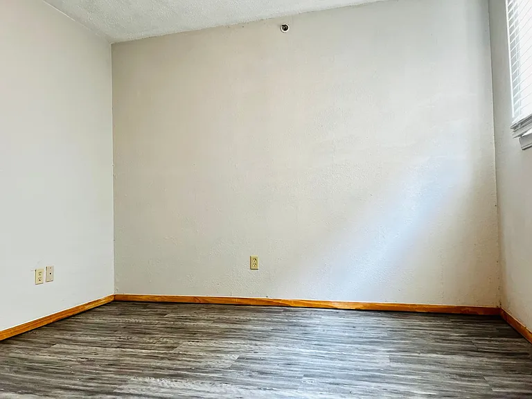 2720 N Robinson Ave — Photo 6