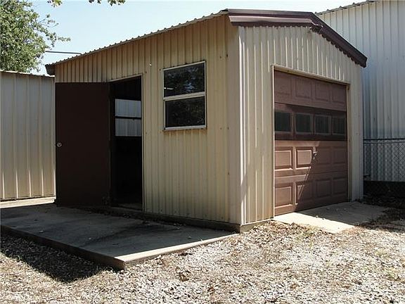 4th image of 21 Irvin Ln