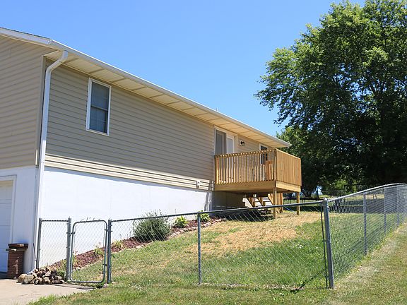 3rd image of 606E E Edwards St