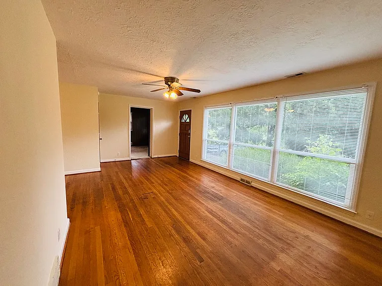 709 Barringer Dr — Photo 3