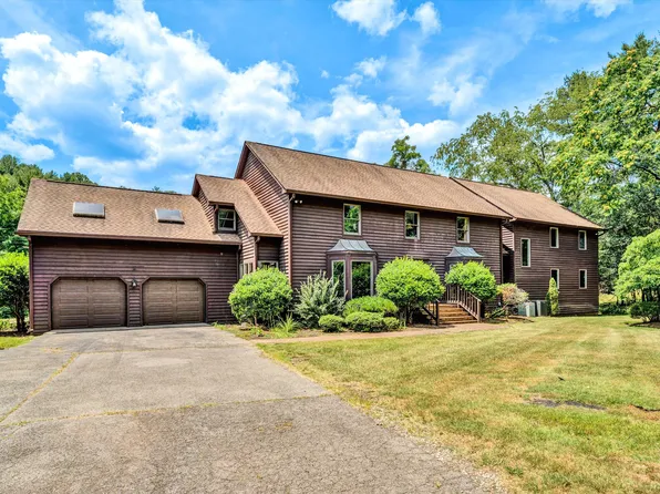 5573 Valley Dr, Roanoke, VA 24018