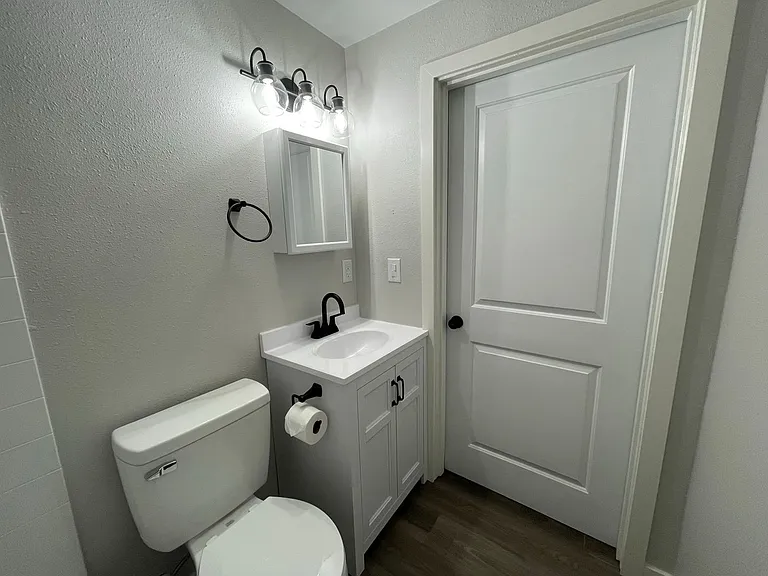 2232 Hoyt Ave- 5 Unit — Photo 17