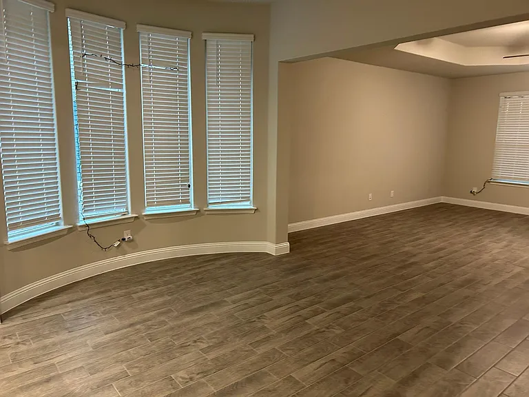 2032 Windsor Dr — Photo 3