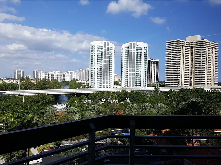 3600 Mystic Pointe Dr #910 — Photo 24