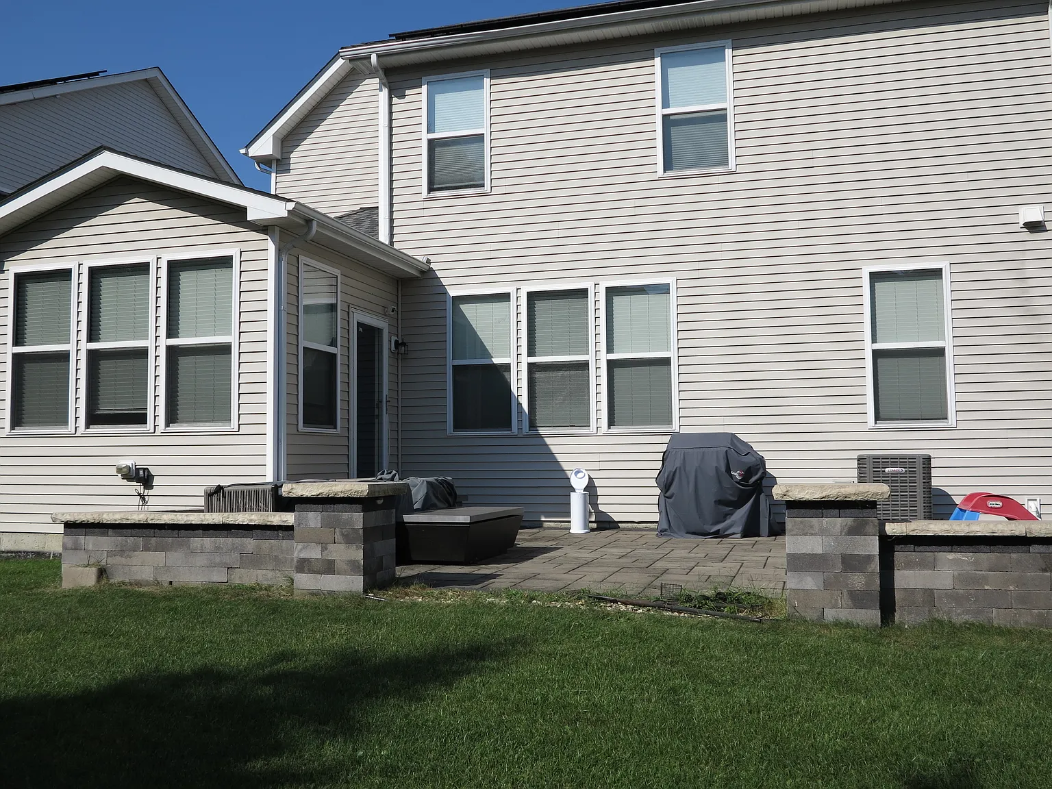 4 bed, 3.5 bath, 2860 sqft, $5,100 — Photo 2