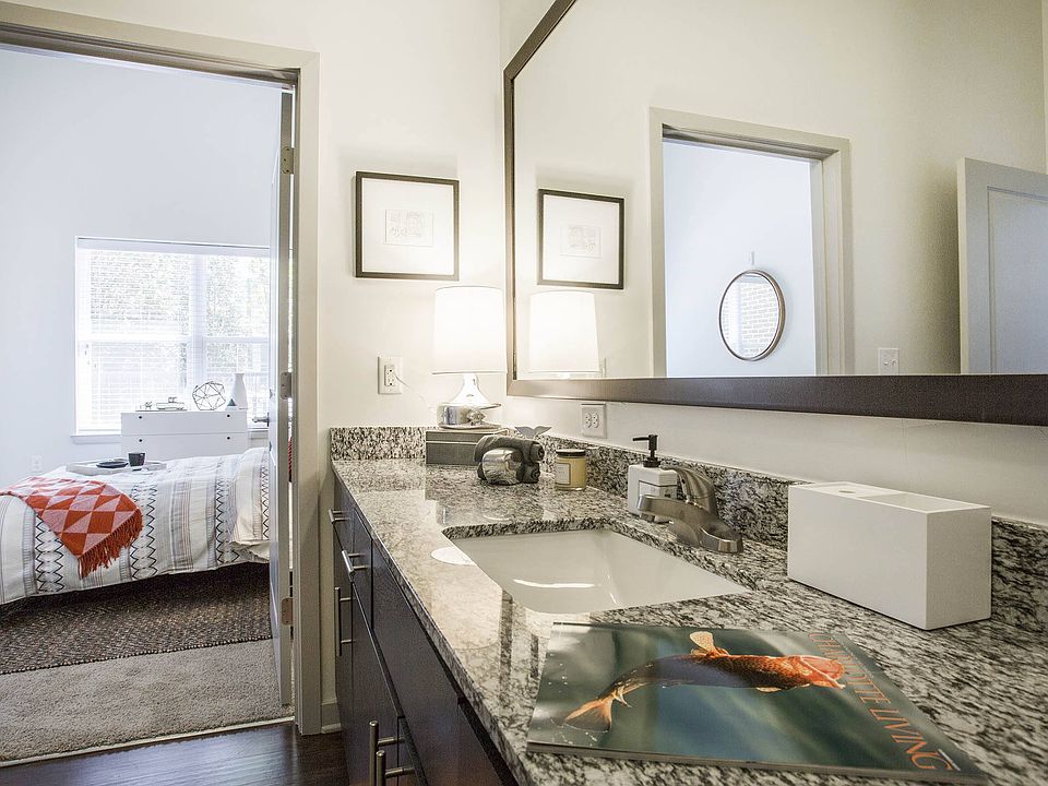 Midtown 205, Charlotte, NC, Mocha, Bathroom