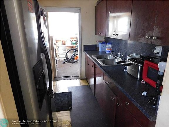 5th image of 524 NW 21st Ter
