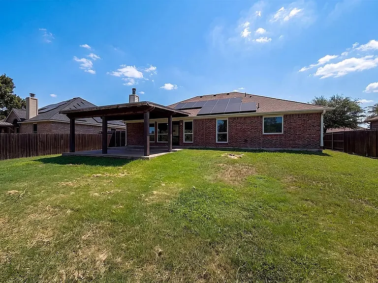 325 Cascade Dr — Photo 1