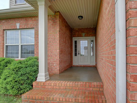 2nd image of 925 Glenhurst Way