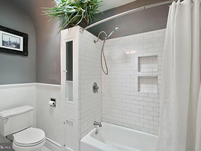 2827 Guilford Ave — Photo 5
