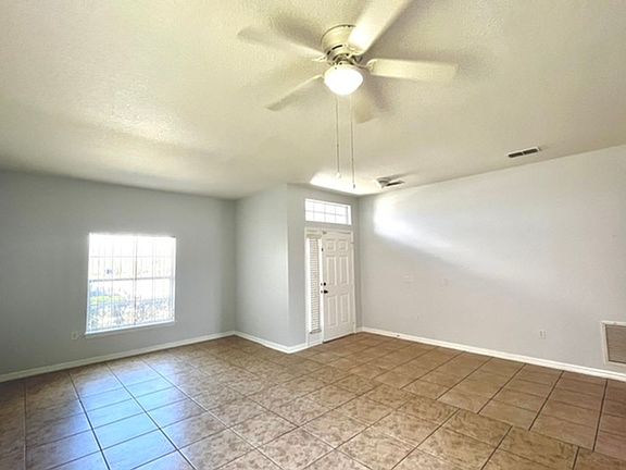 4th image of 697 Hacienda Cir