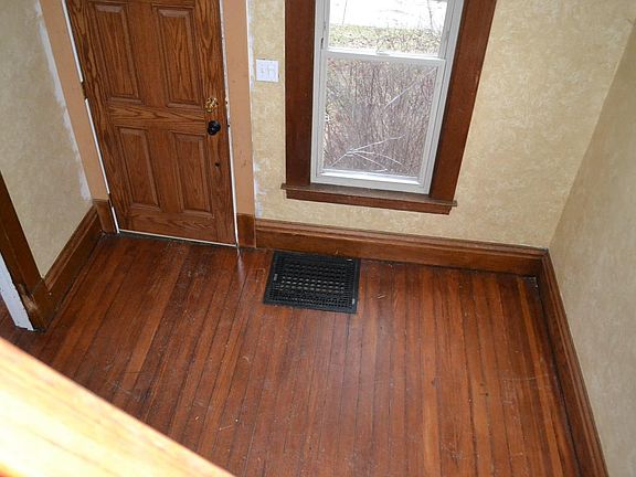 5th image of 257 Travis St NE