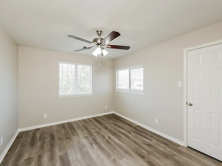 214 Crosby Village Dr — Photo 10