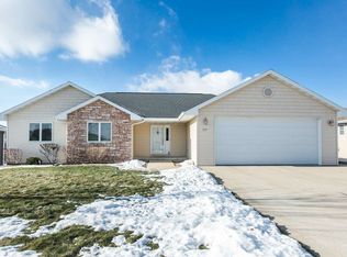 321 Lezlie Dr, Peosta, IA 52068