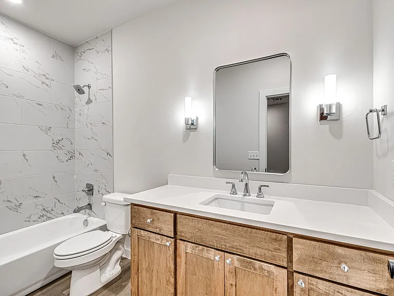 608 W 2nd St #110 — Photo 20