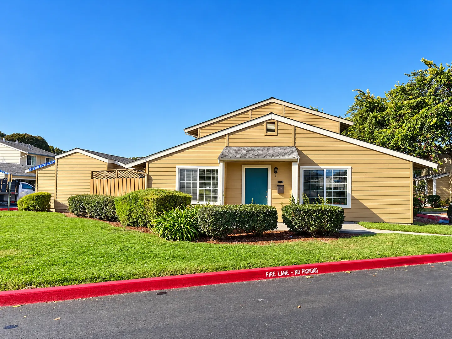 Charming 2-Bedroom Townhome for Rent w/Yard & 2-car Garage! - Union City — Photo 1