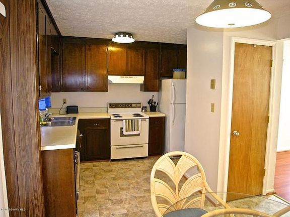 4th image of 750 Rolling Hills Dr