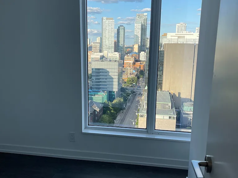 203 College St #2508 — Photo 32
