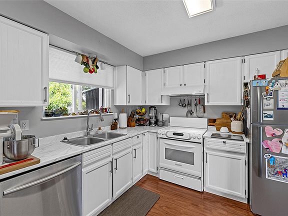 3rd image of 384 McKillop Dr