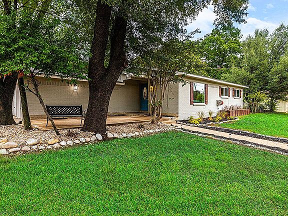 3rd image of 1812 Larkspur Dr